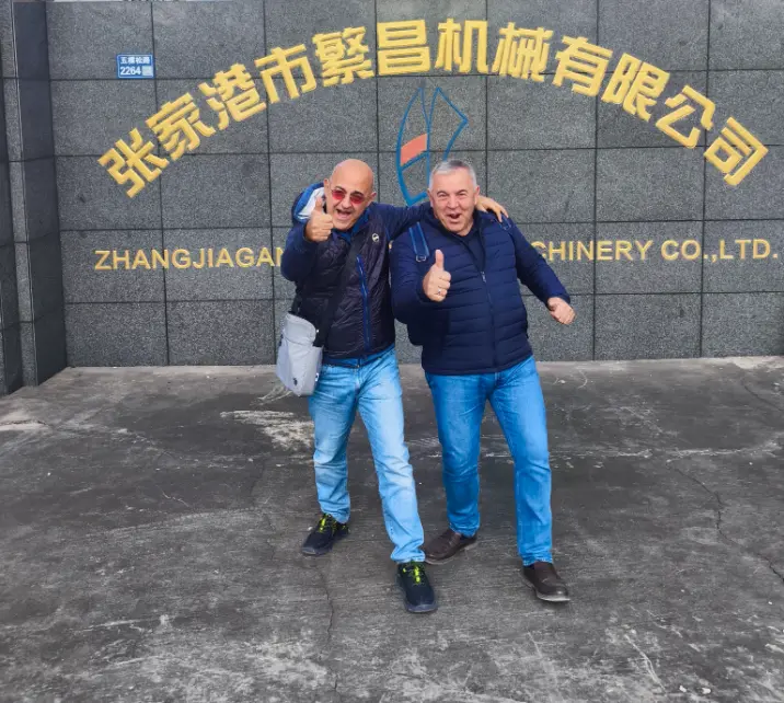 2025년에 이탈리아 회사 LAMPLAST SRL은 당사로부터 SRLW-1300/5000 전자동 냉온 혼합 장치 2대를 구입했습니다.